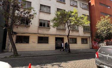 Amplio departamento de los años 50 con gran ubicación – a pasos del metro