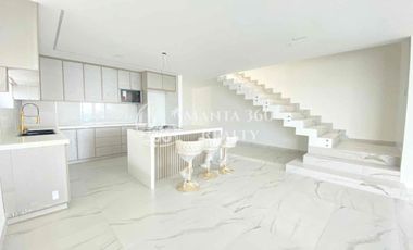 Venta de casa dúplex con vista al mar y piscina privada en Ciudad del Mar, Manta, Ecuador