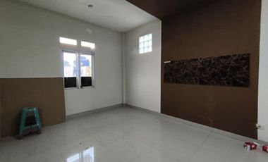 Rumah Ruko Rukan 3 Lantai Pinggir Jalan Sogiri Dekat TOL Tanah Baru Siap Huni