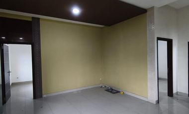 Rumah Ruko Rukan 3 Lantai Pinggir Jalan Sogiri Dekat TOL Tanah Baru Siap Huni