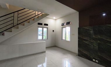 Rumah Ruko Rukan 3 Lantai Pinggir Jalan Sogiri Dekat TOL Tanah Baru Siap Huni