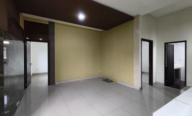 Rumah Ruko Rukan 3 Lantai Pinggir Jalan Sogiri Dekat TOL Tanah Baru Siap Huni