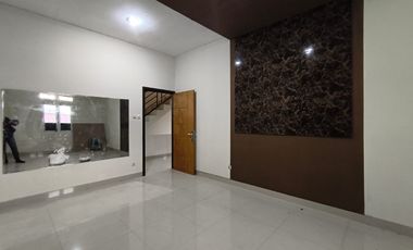 Rumah Ruko Rukan 3 Lantai Pinggir Jalan Sogiri Dekat TOL Tanah Baru Siap Huni