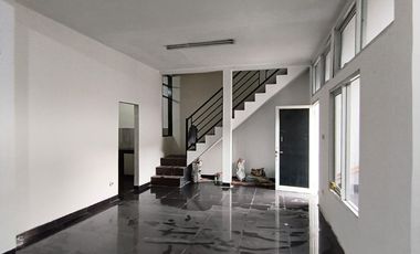 Rumah Ruko Rukan 3 Lantai Pinggir Jalan Sogiri Dekat TOL Tanah Baru Siap Huni