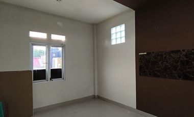 Rumah Ruko Rukan 3 Lantai Pinggir Jalan Sogiri Dekat TOL Tanah Baru Siap Huni