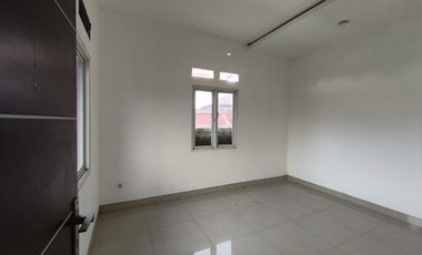 Rumah Ruko Rukan 3 Lantai Pinggir Jalan Sogiri Dekat TOL Tanah Baru Siap Huni