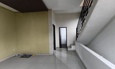 Rumah Ruko Rukan 3 Lantai Pinggir Jalan Sogiri Dekat TOL Tanah Baru Siap Huni