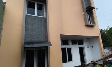 Rumah Ruko Rukan 3 Lantai Pinggir Jalan Sogiri Dekat TOL Tanah Baru Siap Huni