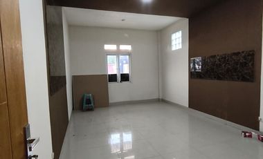 Rumah Ruko Rukan 3 Lantai Pinggir Jalan Sogiri Dekat TOL Tanah Baru Siap Huni