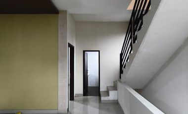 Rumah Ruko Rukan 3 Lantai Pinggir Jalan Sogiri Dekat TOL Tanah Baru Siap Huni