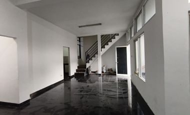 Rumah Ruko Rukan 3 Lantai Pinggir Jalan Sogiri Dekat TOL Tanah Baru Siap Huni