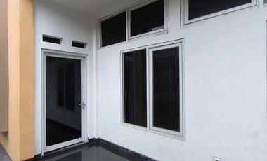 Rumah Ruko Rukan 3 Lantai Pinggir Jalan Sogiri Dekat TOL Tanah Baru Siap Huni