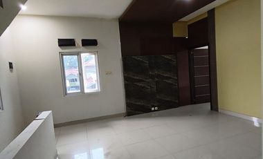 Rumah Ruko Rukan 3 Lantai Pinggir Jalan Sogiri Dekat TOL Tanah Baru Siap Huni