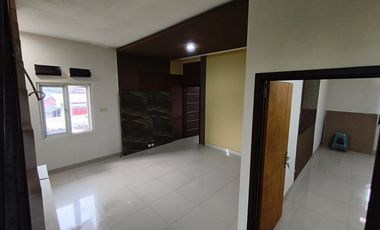 Rumah Ruko Rukan 3 Lantai Pinggir Jalan Sogiri Dekat TOL Tanah Baru Siap Huni