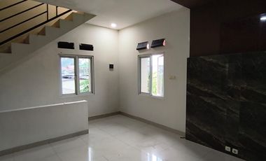 Rumah Ruko Rukan 3 Lantai Pinggir Jalan Sogiri Dekat TOL Tanah Baru Siap Huni