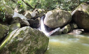 FINCA DE 30 HS CON RIO EN EL SECTOR DEL PARQUE TAYRONA SANTA MARTA.