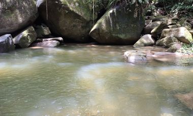 FINCA DE 30 HS CON RIO EN EL SECTOR DEL PARQUE TAYRONA SANTA MARTA.