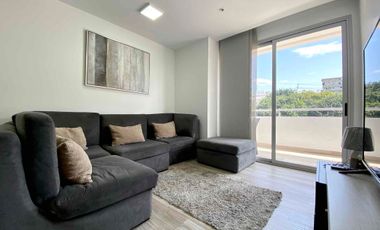 Departamento amoblado en alquiler, Santana Lofts, Puerto Santa Ana. Vista panorámica al cerro.