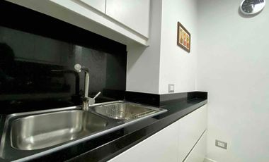 Departamento amoblado en alquiler, Santana Lofts, Puerto Santa Ana. Vista panorámica al cerro.