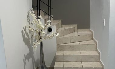 CASA EN VENTA CON TERRENO EXCEDENTE -- PUERTA DE PIEDRA