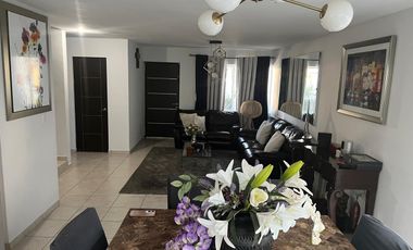 CASA EN VENTA CON TERRENO EXCEDENTE -- PUERTA DE PIEDRA