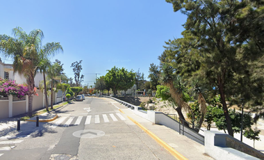 No es suerte, es estrategia inmobiliaria!! Venta de Hermosa Casa En Remate Bancario En Colonia Jardines del Country, Guadalajara Jal.