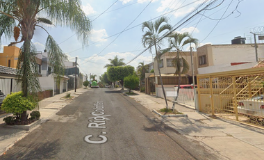 Tu futuro hogar empieza con una decisión inteligente!! Venta De Hermosa Casa En Remate Bancario En Colonia Colinas de Las Águilas, Zapopan Jal.