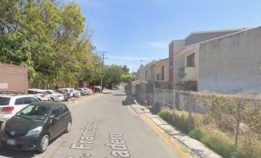 Donde los inversionistas ven oportunidad, no problemas !! Venta de Casa en Remate Bancario En C. Francisco I. Madero , Jocotán Zapopan Jalisco.