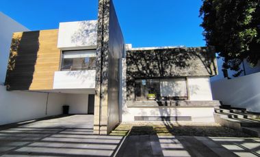 CASA EN RENTA EN JURICA CON ÁREA DE JUEGOS, BAR Y CUARTO DE SERVICIO