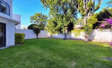 CASA EN RENTA EN JURICA CON ÁREA DE JUEGOS, BAR Y CUARTO DE SERVICIO