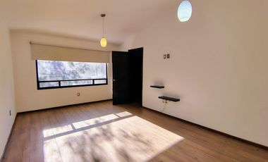 CASA EN RENTA EN JURICA CON ÁREA DE JUEGOS, BAR Y CUARTO DE SERVICIO