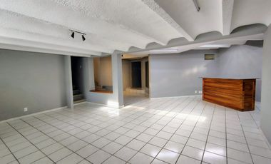 CASA EN RENTA EN JURICA CON ÁREA DE JUEGOS, BAR Y CUARTO DE SERVICIO