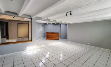 CASA EN RENTA EN JURICA CON ÁREA DE JUEGOS, BAR Y CUARTO DE SERVICIO