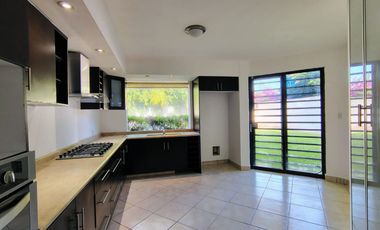 CASA EN RENTA EN JURICA CON ÁREA DE JUEGOS, BAR Y CUARTO DE SERVICIO