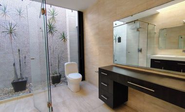 CASA EN RENTA EN JURICA CON ÁREA DE JUEGOS, BAR Y CUARTO DE SERVICIO