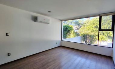 CASA EN RENTA EN JURICA CON ÁREA DE JUEGOS, BAR Y CUARTO DE SERVICIO