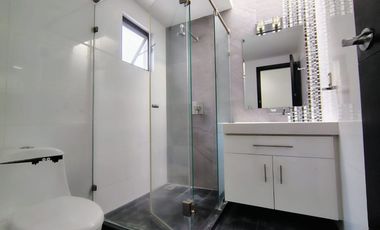 CASA EN RENTA EN JURICA CON ÁREA DE JUEGOS, BAR Y CUARTO DE SERVICIO