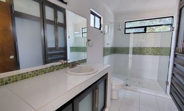 CASA EN RENTA EN JURICA CON ÁREA DE JUEGOS, BAR Y CUARTO DE SERVICIO