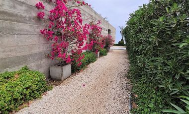 Alquiler casa en Playa La Escondida , Asia. Vista directa al Mar, con piscina