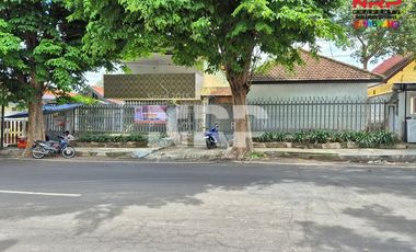 Dijual/Disewakan Rumah dengan Halaman Luas di Depan RS Yasmin Banyuwangi