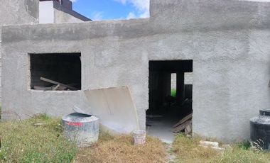 TERRENO CON CASA EN OBRA NEGRA EN PACHUQUILLA