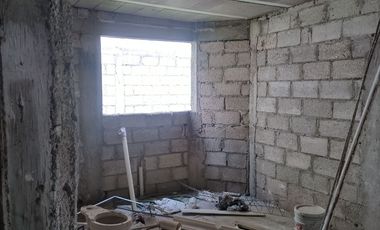 TERRENO CON CASA EN OBRA NEGRA EN PACHUQUILLA