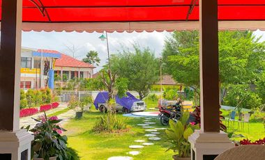Spacious house with a yard in Meninting, Batu Layar