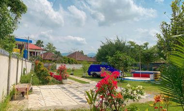 Spacious house with a yard in Meninting, Batu Layar