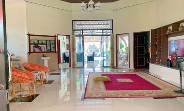 Spacious house with a yard in Meninting, Batu Layar