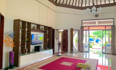 House for rent with spacious yard in Meninting, Batu Layar