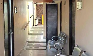 Clínica en venta 8 consultorios con baño cada uno