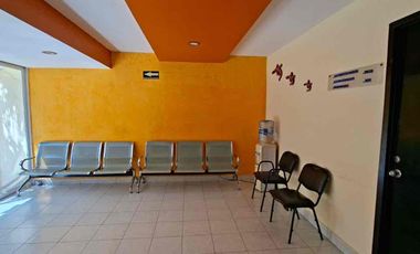 Clínica en venta 8 consultorios con baños incluidos