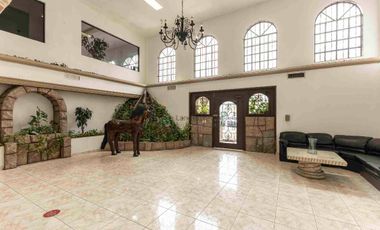 Propiedad en venta sobre Paseo de los Leones en Mitras Centro – 700 m² con Gran Potencial para Desarrolladores