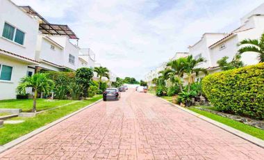 CASA EN VENTA EN CONDOMINIO CON SEGURIDAD Y AMENIDADES